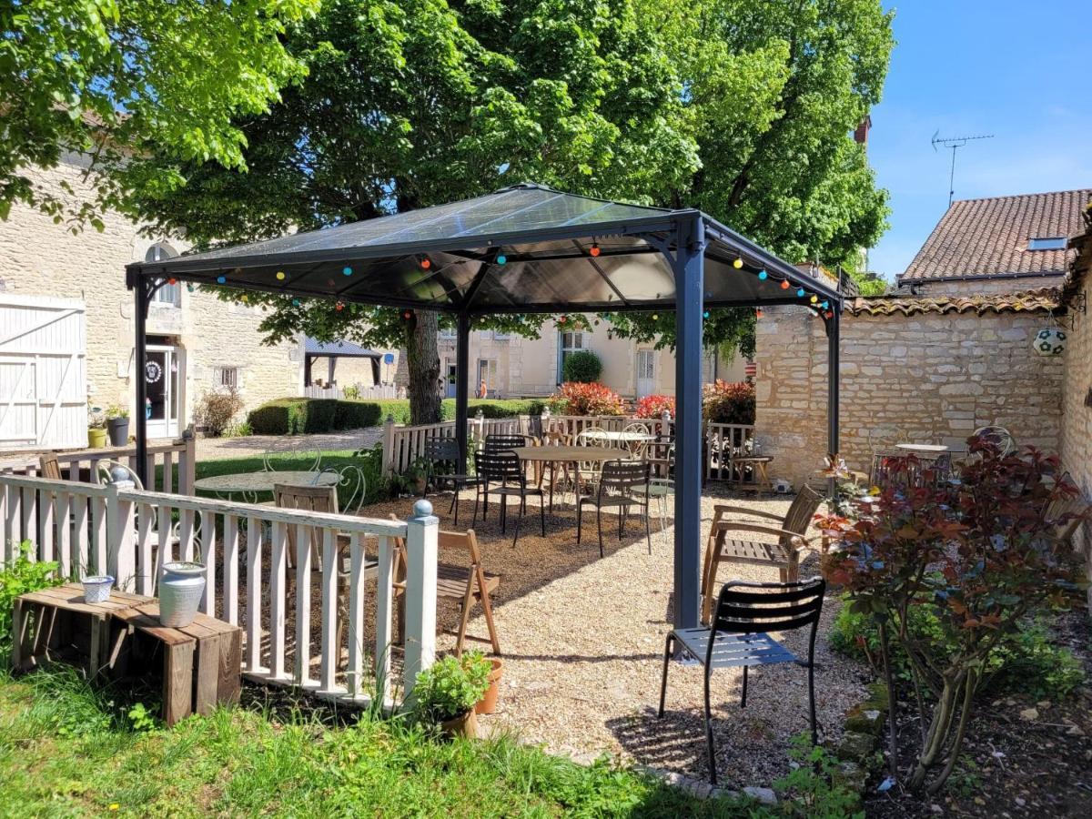 La Roseraie Neuville-du-Poitou Exterior foto