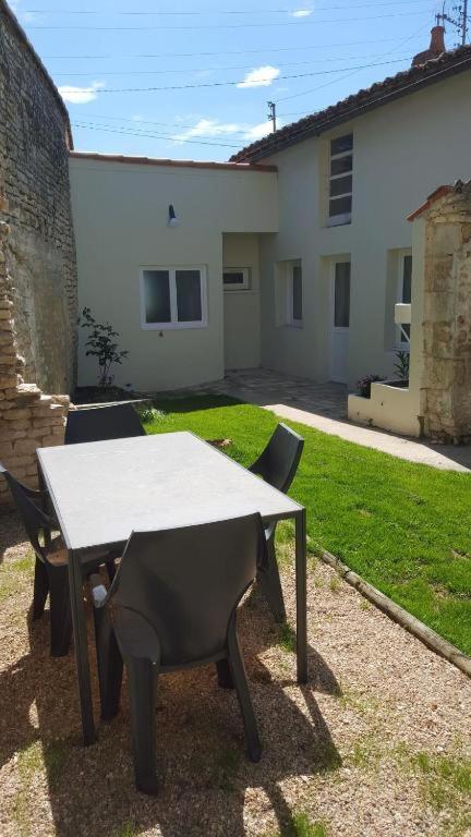 La Roseraie Neuville-du-Poitou Exterior foto